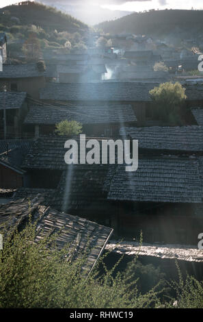 Tetti di scandole nella città vecchia di Zhongdian. Precedentemente noto come Duca Zong, significato città sulle rocce, Zhongdian è stato recentemente rinominato Shangri-La a poppa Foto Stock