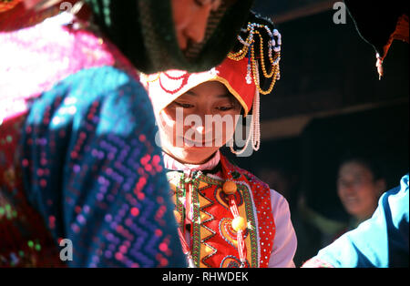 Yi donne al matrimonio di loro cugino nelle montagne sopra Weixi nella provincia di Yunnan in Cina. Il matrimonio con il ragazzo accanto era disposto a 15 anno Foto Stock