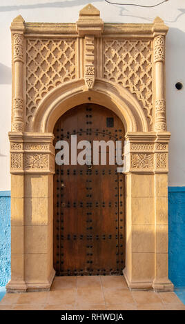 Marocchina tradizionale design di stile di un antico in legno della porta di ingresso. In Marocco. Tipico, vecchio, marrone intricate sculture, costellata, marocchina Foto Stock