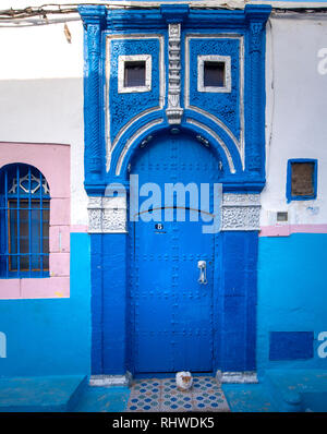 Marocchina tradizionale design di stile di un antico in legno della porta di ingresso. In Marocco. Tipico, vecchio, marrone intricate sculture, costellata, marocchina Foto Stock