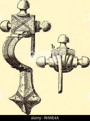 . Musei Bergens aarbog. La scienza. 24 Haakon Schetelij [n. 8 Tipo di modulo, se è sempre più rara di quella rotonda. Più interessante è lo sviluppo della piastra quadrata. Dal fol- ala io quattro figure1) possiamo vedere come la piastra è progressivamente maggiore. probabilmente per dare una camera migliore per gli ornamenti posti qui. A volte la piastra extendecl è semplice come prima, a volte ha conservato una maggiore parte centrale come un rudiment originale del collegamento tra la prua e la manopola (cfr. fig. 30). L'ex- la tensione della piastra sembra essere nessun miglioramento concreto e, come la molla-bobina sempre Foto Stock