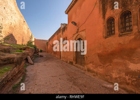 La Kasbah dell'antica fortezza di Udayas (Oudayas) si trova alla foce del fiume Bou Regreg. Rabat è la capitale del Marocco. Pareti arancioni Foto Stock