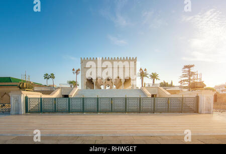 Il Mausoleo di Mohammed V è un edificio storico situato sul lato opposto della Torre Hassan. nella città capitale di Rabat, Marocco. Foto Stock