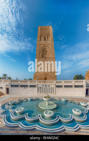 Il Mausoleo di Mohammed V è un edificio storico situato sul lato opposto della Torre Hassan. nella città capitale di Rabat, Marocco. Foto Stock