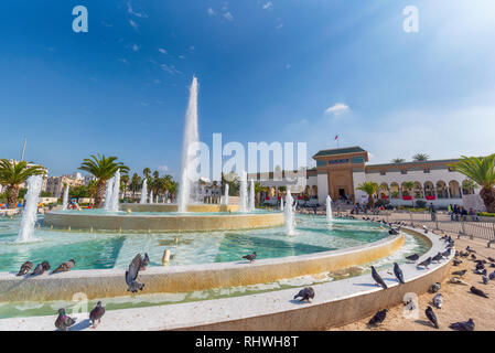 Casablanca, Marocco. Panorama della fontana in Piazza Mohammed V e Palazzo di Giustizia (Palais de Justice) in una giornata di sole. Vista panoramica. Foto Stock