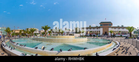 Casablanca, Marocco. Panorama della fontana in Piazza Mohammed V e Palazzo di Giustizia (Palais de Justice) in una giornata di sole. Vista panoramica. Foto Stock