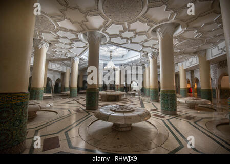 All'interno della moschea di Hassan II con corridoio interno con colonne. Archi arabi, ornamenti, lampadario e illuminazione. Casablanca, Marocco la più grande moschea Foto Stock