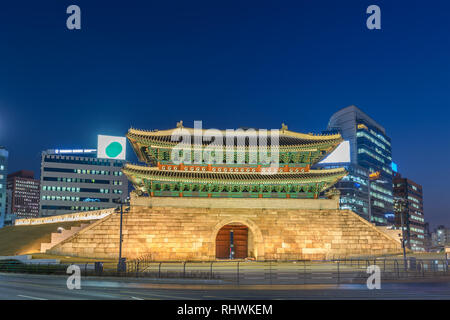 Seoul COREA DEL SUD, La notte dello skyline della città al Mercato Namdaemun Gate (Sungnyemun) Foto Stock