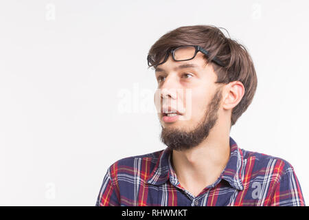 Persone, emozioni e gesto concetto - giovani sorpresi uomo su sfondo bianco con spazio di copia Foto Stock