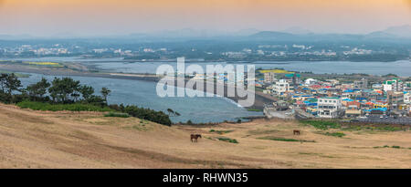 Jeju Island Corea del Sud, Panorama dello skyline della città di Seogwipo city view da Seongsan Ilchulbong Foto Stock