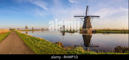 Rotterdam Paesi Bassi, Panorama di Mulino a vento olandese a Kinderdijk Village Foto Stock