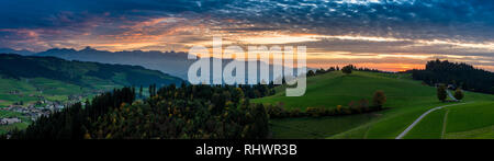 Immagine Panormaic del tramonto su Stockhorn e tiglio, Aebersold nella Emmental Foto Stock