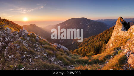 Paesaggio con la montagna e sun Foto Stock