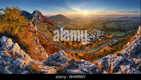 Paesaggio della Slovacchia panorama autunno di sunrise Foto Stock