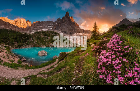 Un tramonto mozzafiato al Lago di Sorapis. Il giorno prima della stagione iniziata nel locale di Refugio, così ho avuto la fortuna di essere sul mio proprio a questo notevole locat Foto Stock