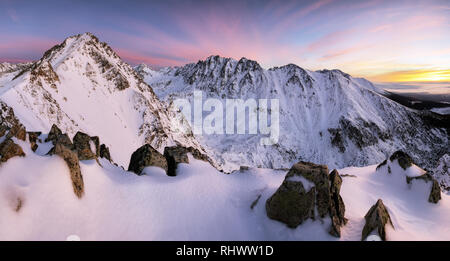 Serata fantastica paesaggio invernale. Colorato cielo nuvoloso Foto Stock