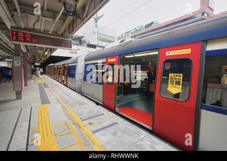 HONG KONG - Dicembre 26, 2015: Mass Transit Railway Station. MTR è il transito rapido sistema ferroviario in Hong Kong. Si tratta di uno dei più profitabl Foto Stock