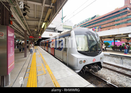 HONG KONG - Dicembre 26, 2015: Mass Transit Railway Station. MTR è il transito rapido sistema ferroviario in Hong Kong. Si tratta di uno dei più profitabl Foto Stock