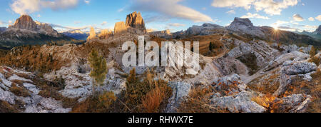 Il paesaggio delle Dolomiti panorama di montagna con la foresta e la Tofana, Italia Foto Stock