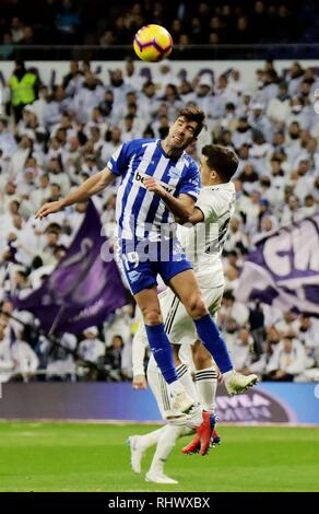 Madrid, Spagna. 3 febbraio, 2019. Alaves' Manu Garcia (L) il sistema VIES per la sfera durante una spagnola La Liga match tra il Real Madrid e Alaves in Spagna a Madrid, nel febbraio 3, 2019. Il Real Madrid vince 3-0. Credito: Edward F. Peters/Xinhua/Alamy Live News Foto Stock