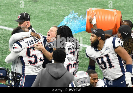 Atlanta. 3 febbraio, 2019. New England Patriots' head coach Bill Belichick (3 L) celebra la vittoria dopo la NFL Super Bowl LIII partita di calcio tra New England Patriots e Los Angeles Rams in Atlanta, negli Stati Uniti, febbraio 3, 2014. New England Patriots ha vinto 13-3. Credito: Xinhua/Alamy Live News Foto Stock
