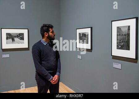 Londra, Regno Unito. 4 febbraio 2019. Scene di Londra, 1960 - una retrospettiva del fotografo inglese Sir Don McCullin alla Tate Britain. Con oltre 250 fotografie, tutti stampati dallo stesso artista nella propria camera oscura. Spesso presi a grande rischio personale il suo conflitto fotografie sono mostrati a fianco del suo lavoro in fotografia documentaria, il suo viaggio assegnazioni e la sua lunga impegno con il paesaggio e di still life. La mostra va dal 5 febbraio al 6 maggio 2019. Credito: Guy Bell/Alamy Live News Foto Stock