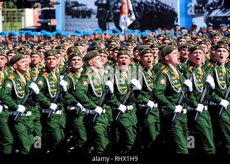 09.05.2015, in occasione del settantesimo anniversario della Seconda Guerra Mondiale, Mosca celebra un grande parata militare con 16.000 soldati e un programma globale sulla Piazza Rossa. Soldati russi marzo sulla parata. | Utilizzo di tutto il mondo Foto Stock