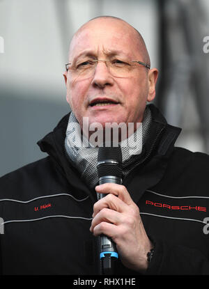 04 febbraio 2019, Baden-Wuerttemberg, Stoccarda: Uwe Hück, presidente del consiglio di fabbrica della Porsche AG, parla a un evento Informazioni per i dipendenti di Porsche AG presso il quartier generale della Porsche in Zuffenhausen di Stoccarda lo. Foto: Marijan Murat/dpa Foto Stock