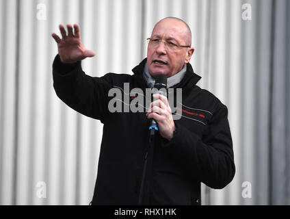 04 febbraio 2019, Baden-Wuerttemberg, Stoccarda: Uwe Hück, presidente del consiglio di fabbrica della Porsche AG, parla a un evento Informazioni per i dipendenti di Porsche AG presso il quartier generale della Porsche in Zuffenhausen di Stoccarda lo. Foto: Marijan Murat/dpa Foto Stock