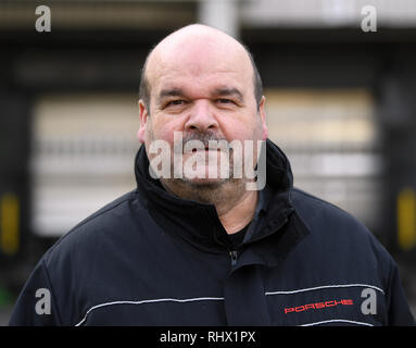 04 febbraio 2019, Baden-Wuerttemberg, Stoccarda: Werner Weresch, vice presidente del gruppo del consiglio di fabbrica, sta partecipando a un evento informazioni per Porsche AG dipendenti presso il quartier generale della Porsche in Zuffenhausen di Stoccarda lo. Foto: Marijan Murat/dpa Foto Stock