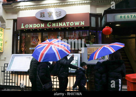 Londra, Regno Unito. 4 febbraio, 2019. Membro della comunità cinese si prepara a celebrare la festa di primavera il 5 febbraio per inaugurare l'anno del maiale Credito: amer ghazzal/Alamy Live News Foto Stock