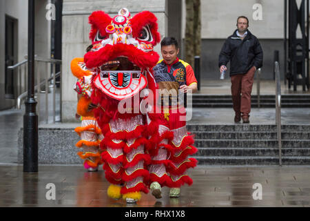 Londra, Regno Unito. 4 febbraio, 2019. Cinese tradizionale lion ballerini passano attraverso Trafalgar Square alla vigilia del nuovo anno cinese, l'anno del maiale. Londra Chinatown ospiterà il più grande Capodanno cinese al di fuori della Cina di domenica 10 febbraio. La manifestazione comprenderà la rinomata sfilata, così come la musica, la danza e le arti marziali da musicisti provenienti da Cina e il capitale. Credito: Stephen Chung/Alamy Live News Foto Stock