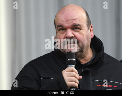 04 febbraio 2019, Baden-Wuerttemberg, Stoccarda: Werner Weresch, vice presidente del gruppo del consiglio di fabbrica, parla a un evento Informazioni per i dipendenti di Porsche AG presso il quartier generale della Porsche in Zuffenhausen di Stoccarda lo. Foto: Marijan Murat/dpa Foto Stock