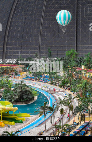 01 febbraio 2019, Brandeburgo, Krausnick: vista in tropicale del parco a tema di isole tropicali. Nel 2018, circa 1,2 milioni di persone hanno visitato il parco di divertimenti. Dal 2004 è stato situato nell'ex cantiere navale Cargolifter hall, che è considerato il più grande self-hall di supporto in tutto il mondo. La maggior parte dei visitatori provengono dalla Germania, la Polonia e la Repubblica ceca, la Danimarca e i Paesi Bassi. Isola tropicale impiega circa 640 persone. In aggiunta vi sono altri 100 dipendenti esterni. Attenzione: Per uso editoriale solo in connessione con i rapporti sulle isole tropicali. Rilasciare esclusivamente per Foto Stock