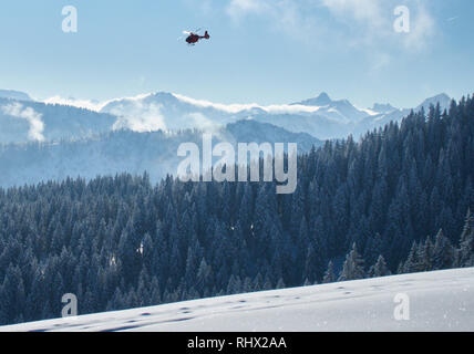 Nesselwang, Germania. 04 feb 2019. Un Salvataggio in elicottero è atterrato all'Alpspitz dopo un Ski tourer ha coperto da una valanga sulla montagna Alpspitz a Nesselwang, Algovia, Baviera, Germania, Febbraio 04, 2019. Dopo la nevicata del fine settimana con più di 30 cm di neve farinosa, le persone a trovare le condizioni perfette per sport invernali ma anche un grande pericolo valanghe. Oggi, uno sci tourer ha ottenuto in una valanga di mattina, è stato in grado di liberarsi illeso. Credito: Peter Schatz/Alamy Live News Foto Stock