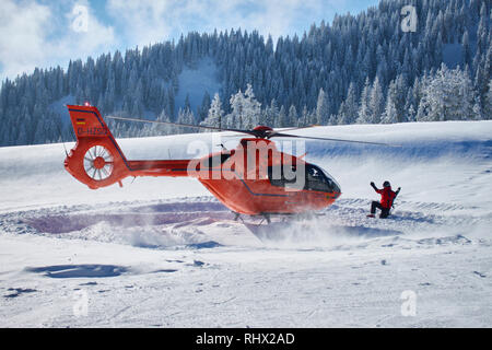 Nesselwang, Germania. 04 feb 2019. Un Salvataggio in elicottero è atterrato all'Alpspitz dopo un Ski tourer ha coperto da una valanga sulla montagna Alpspitz a Nesselwang, Algovia, Baviera, Germania, Febbraio 04, 2019. Dopo la nevicata del fine settimana con più di 30 cm di neve farinosa, le persone a trovare le condizioni perfette per sport invernali ma anche un grande pericolo valanghe. Oggi, uno sci tourer ha ottenuto in una valanga di mattina, è stato in grado di liberarsi illeso. Credito: Peter Schatz/Alamy Live News Foto Stock