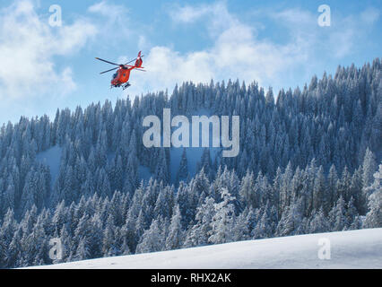 Nesselwang, Germania. 04 feb 2019. Un Salvataggio in elicottero è atterrato all'Alpspitz dopo un Ski tourer ha coperto da una valanga sulla montagna Alpspitz a Nesselwang, Algovia, Baviera, Germania, Febbraio 04, 2019. Dopo la nevicata del fine settimana con più di 30 cm di neve farinosa, le persone a trovare le condizioni perfette per sport invernali ma anche un grande pericolo valanghe. Oggi, uno sci tourer ha ottenuto in una valanga di mattina, è stato in grado di liberarsi illeso. Credito: Peter Schatz/Alamy Live News Foto Stock