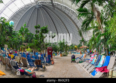 01 febbraio 2019, Brandeburgo, Krausnick: vista in tropicale del parco a tema di isole tropicali. Nel 2018, circa 1,2 milioni di persone hanno visitato il parco di divertimenti. Dal 2004 è stato situato nell'ex cantiere navale Cargolifter hall, che è considerato il più grande self-hall di supporto in tutto il mondo. La maggior parte dei visitatori provengono dalla Germania, la Polonia e la Repubblica ceca, la Danimarca e i Paesi Bassi. Isola tropicale impiega circa 640 persone. In aggiunta vi sono altri 100 dipendenti esterni. Attenzione: Per uso editoriale solo in connessione con i rapporti sulle isole tropicali. Rilasciare esclusivamente per Foto Stock