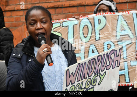 Londra, Regno Unito. 4 febbraio 2019. Il giamaicano comunità protesta contro il governo della Giamaica agendo come un British imperial slave essendo collusa con il British govreanment deportazione di 36 giamaicano che vivono nel Regno Unito in quanto essi sono un bambino. Alcuni anche il matrimonio con una signora inglese e hanno figli. I dimostranti esigono il governo della Giamaica per rifiutare il volo charter in Giamaica il Mercoledì 6 febbraio 2019 al di fuori dell'Alta commissione della Giamaica, Londra 1 principe consorte Road, Londra, Regno Unito. Credito: Picture Capital/Alamy Live News Foto Stock