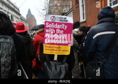 Londra, Regno Unito. 4 febbraio 2019. Il giamaicano comunità protesta contro il governo della Giamaica agendo come un British imperial slave essendo collusa con il British govreanment deportazione di 36 giamaicano che vivono nel Regno Unito in quanto essi sono un bambino. Alcuni anche il matrimonio con una signora inglese e hanno figli. I dimostranti esigono il governo della Giamaica per rifiutare il volo charter in Giamaica il Mercoledì 6 febbraio 2019 al di fuori dell'Alta commissione della Giamaica, Londra 1 principe consorte Road, Londra, Regno Unito. Credito: Picture Capital/Alamy Live News Foto Stock