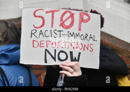 Londra, Regno Unito. 4 febbraio 2019. Il giamaicano comunità protesta contro il governo della Giamaica agendo come un British imperial slave essendo collusa con il British govreanment deportazione di 36 giamaicano che vivono nel Regno Unito in quanto essi sono un bambino. Alcuni anche il matrimonio con una signora inglese e hanno figli. I dimostranti esigono il governo della Giamaica per rifiutare il volo charter in Giamaica il Mercoledì 6 febbraio 2019 al di fuori dell'Alta commissione della Giamaica, Londra 1 principe consorte Road, Londra, Regno Unito. Credito: Picture Capital/Alamy Live News Foto Stock