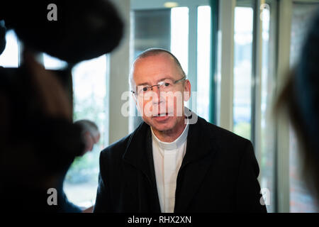 Garrel, Germania. 04 feb 2019. Peter Kossen, Cattolica prelato, parla nel macello "Böseler-Goldschmaus' per i rappresentanti della stampa. Credito: Mohssen Assanimoghaddam/dpa/Alamy Live News Foto Stock