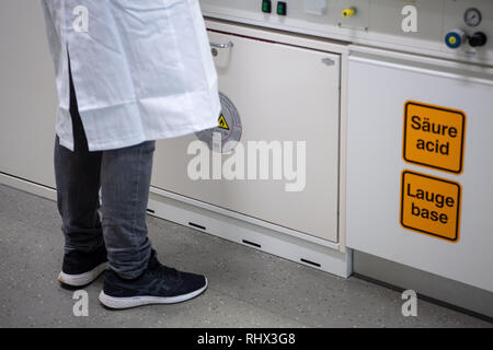 Heidelberg, Germania. 04 feb 2019. Un uomo che lavora in un laboratorio. Credito: Sebastian Gollnow/dpa/Alamy Live News Foto Stock