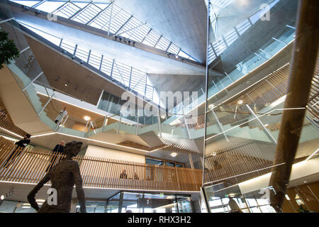 Heidelberg, Germania. 04 feb 2019. Il foyer del Centro Nazionale per le malattie tumorali. Credito: Sebastian Gollnow/dpa/Alamy Live News Foto Stock