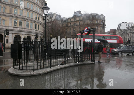 Londra, Regno Unito. 4 febbraio 2019. Piove a Londra, Regno Unito, oggi. La neve ha dispappeared nella capitale e stato sostituito dalla pioggia di oggi. Credito: Joe Kuis/ Alamy Live News Foto Stock