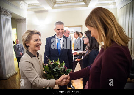 Riga, Lettonia. 04 feb 2019. Ursula von der Leyen (CDU, l), il Ministro della difesa, è accolto da Artis Pabriks (M), il Ministro della difesa della Lettonia e di un membro del personale del Ministero della Difesa. Il Ministro della difesa viaggi per gli Stati Baltici per visitare i soldati tedeschi ci. Credito: Arne Bänsch/dpa/Alamy Live News Foto Stock