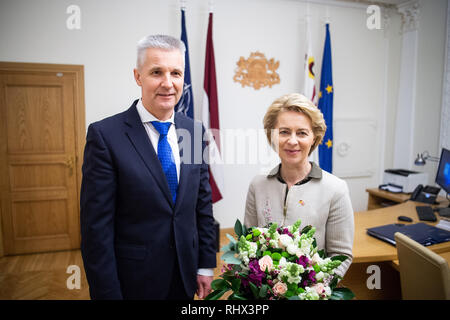 Riga, Lettonia. 04 feb 2019. Ursula von der Leyen (CDU, r), il Ministro della difesa, e Artis PABRIKS Ministro della difesa della Lettonia, sono in il Ministro dell'ufficio presso il Ministero della Difesa nella riga. Il Ministro della difesa viaggi per gli Stati Baltici per visitare i soldati tedeschi ci. Credito: Arne Bänsch/dpa/Alamy Live News Foto Stock