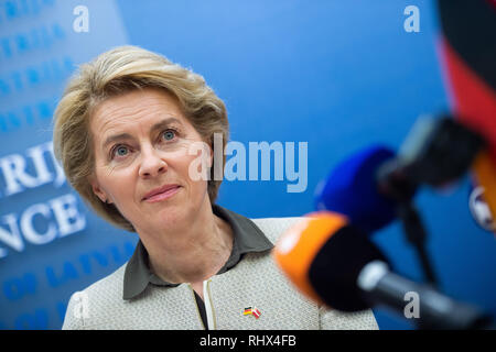 Riga, Lettonia. 04 feb 2019. Ursula von der Leyen (CDU), il ministro della Difesa, parla nel corso di una conferenza stampa presso il Ministero della difesa della Lettonia. Gli argomenti sono stati il ritiro degli Stati Uniti e la Russia dal trattato INF. Il ministro viaggi per gli Stati Baltici per visitare i soldati tedeschi. Credito: Arne Bänsch/dpa/Alamy Live News Foto Stock