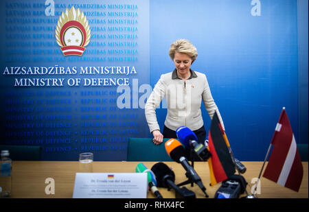 Riga, Lettonia. 04 feb 2019. Ursula von der Leyen (CDU), il ministro della Difesa, proviene da una conferenza stampa presso la Lettonia il Ministero della Difesa. Il ministro viaggi per gli Stati Baltici per visitare i soldati tedeschi. Credito: Arne Bänsch/dpa/Alamy Live News Foto Stock