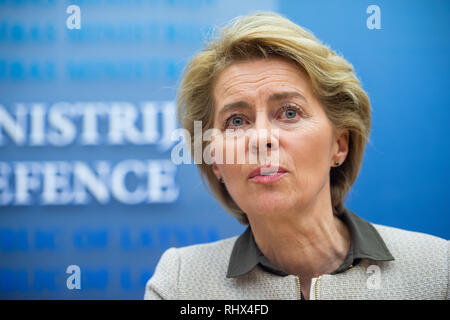 Riga, Lettonia. 04 feb 2019. Ursula von der Leyen (CDU), il ministro della Difesa, parla nel corso di una conferenza stampa presso il Ministero della difesa della Lettonia. Gli argomenti sono stati il ritiro degli Stati Uniti e la Russia dal trattato INF. Il ministro viaggi per gli Stati Baltici per visitare i soldati tedeschi. Credito: Arne Bänsch/dpa/Alamy Live News Foto Stock